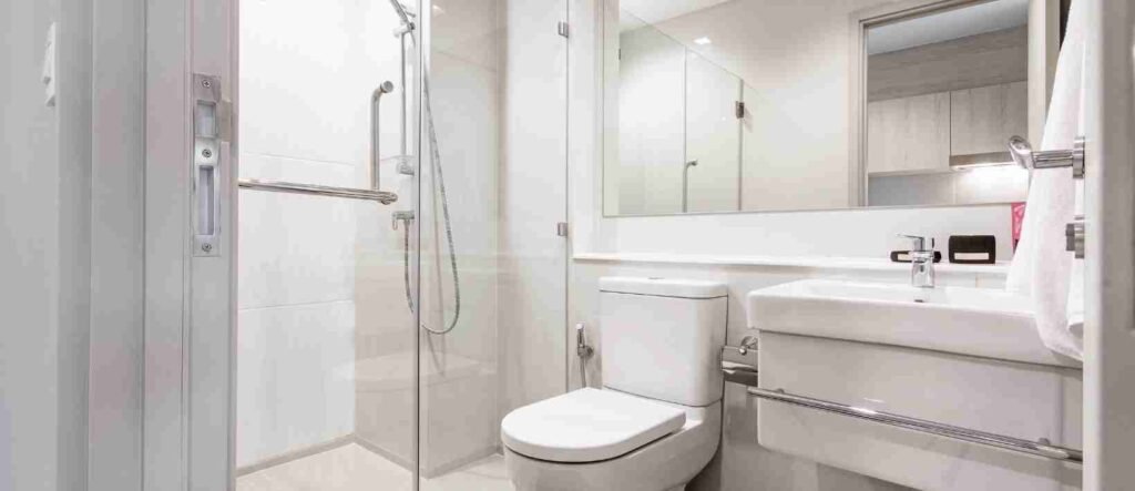 Kamar Mandi Hotel Berjamur